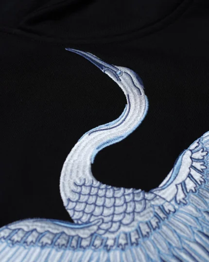 Illustration de grues en vol, broderie détaillée sur hoodie OSAR